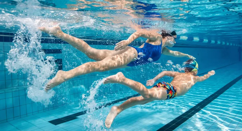 Schwimmlehrerin übt mit einem Kind unter Wasser – Kinderschwimmschule in Radebeul
